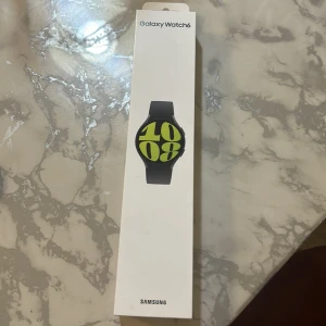 Samsung Galaxy watch 6 - Helt ny, är i boxen och inte använt. Säljer den för 2500kr. 