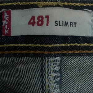 Levis jeans  - Blåa Levis jeans i modellen slim fit, i nyskick 