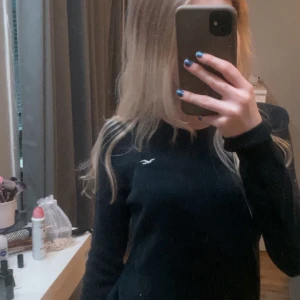 Stickad tröja från Hollister  - Stickad tröja från Hollister i storlek XS, färgen är marinblå. Jättefint skick. Tröjan är väldigt tunn.