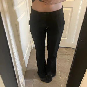 Kostymbyxor - Kostym byxor lågmidja från bikbok i fint skick, säljer pga inte till användning, super fina💗💗