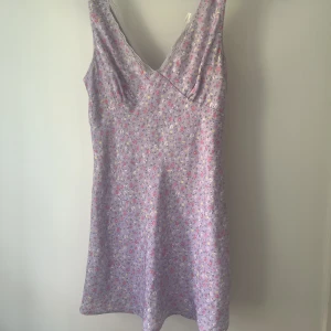 Blommig klänning - Jättesöt klänning från Glassons. Köpt för några år sedan men har tyvärr inte kommit till användning 💛