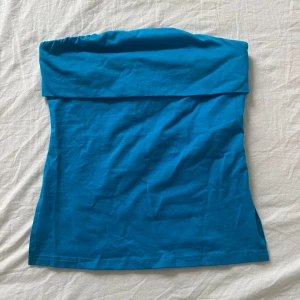 Tubtopp  - jättefin blå bandeau/tub topp. köpt på shein, jättebra kvalitet. passar perfekt till fest