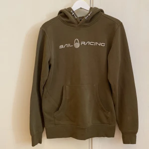 Sail Raicing hoodie - Grön sailracinghoodie i bra skick