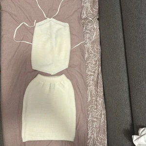 Vitt set - Gulligt vitt sett med ”bar” rygg från Prettylittlething. Sitter tajt. Aldrig använt, endast provat. Säljes som sett. 