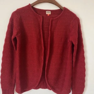 Röd cardigan - Säljer denna superfina röda cardiganen från ONLY🫶🏻Den är aldrig använd då den är för liten!! Superfint skick! Kontakta vid intresse, pris kan diskuteras :))