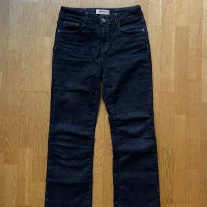 Mos Mosh jeans - Mos mosh i modellen Cecilia Cover, stl 26. Byxorna är knappt använda därav mycket fint skick. 🩷sök på modellen på nätet för att se passform.  