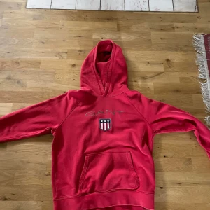 Gant hoodie  - Tja nu säljer jag min gamla Gant hoodie den har knappt blivit använd så den är nästan i ny skick 