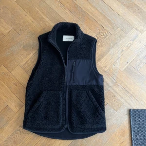 A days march väst - Teddyväst nypris 1200kr mitt pris 699kr priset dras ner vid snabbaffär