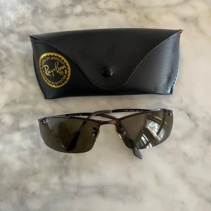 ray-ban solglasögon ”top bar” 014/73 - ”vintage” ray-bans som ej kommer till användning. använda sparsamt!! nypriset ligger mellan 2-3 tusen då denna färg inte tillverkas längre.  !köparen står för frakten! pris kan diskuteras 