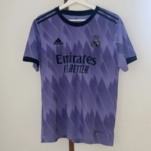 Real Madrid T-shirt  - T-shirten är som en helt ny, knappt använd. 