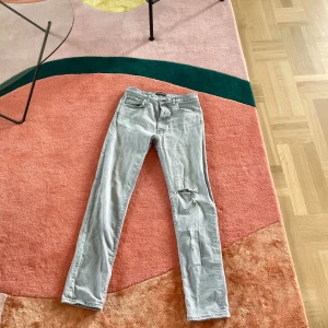 Straight jeans blk denim - Tjena! Listar lite info nedan, jag är en 186 och dessa passar mig fint! Hör av dig om du har några frågor!  W31/L34 Material: 99% bomull, 1% elestan Tillverkade i: albanien  Defekt: hål - knä och smalben  