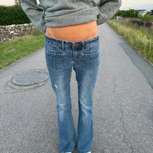 Lågmidjade jeans - Super snygga jeans! Midjemåttet är 40 tvärs över och innerbenslängden är 83 cm. Jätte bra skick💕