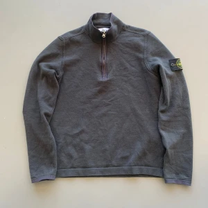 Stone Island Zip - Riktigt fet stone island quarter zip. Skick 8/10. Självklart äkta. Står storlek S men sitter lite mindre. Skriv för fler bilder eller vid funderingar 🤝😁