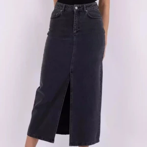 Jeanskjol Neo Noir - Säljer denna jeanskjol från Neo Noir, näst intill oanvänd 💛 250kr plus frakt 