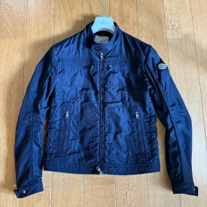 Moncler jacka - Moncler jacka storlek M Säljer för den är för liten för mig nu