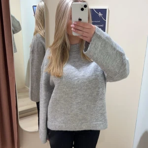 Super fin stickad tröja - Grå stickad tröja från Gina tricot! Passar jätte bra på både sommarkvällar och på hösten/vintern, köp via köp nu, skriv om ni har några frågor💞