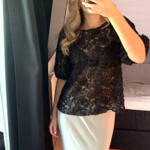 Svart spets topp - Superfin blus, mycket bra skick, storlek M men passar på S💖