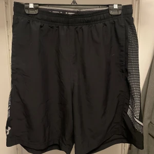 Under Armour shorts - Storlek L med fickor. Fint skick. 