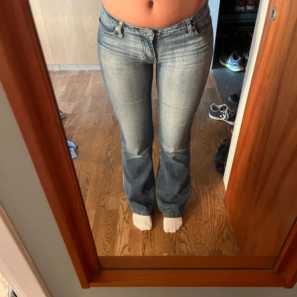 Säljer mina favoritjeans då de tyvärr blivit för små💓 Superfin passform och färg! Inga slitningar. Skriv om ni har några funderingar💞Pris går att diskuteras vid snabb affär💘 Midjemått: 33cm Mått över låret: 22cm Benets totala längd: 103cm. Jeans & Byxor.