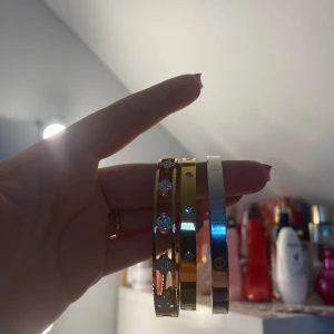 Armband  - Tre jätte fina armband som ej används. Priset varierar då de är olika värda, pris går även att diskutera privat.  Färgar inte av sig och är o stålfritt metall :)