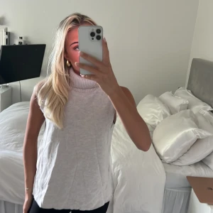 ”Väst” - Polo linne i bra skick från zara storlek M men passar även S. En liten sminkfläck på kragen (se bild)