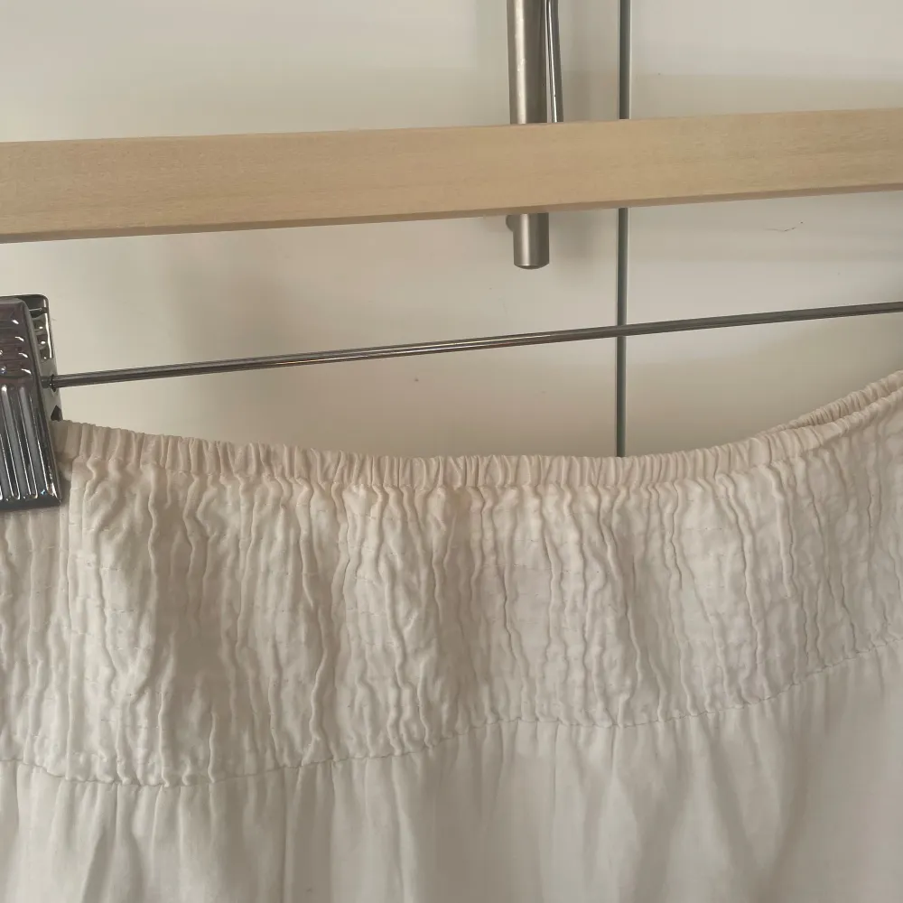 Vit knälång kjol från Indiska med elastisk midja. Kjolen är i bra skick, men den är lite missfärgad högst upp vid midjan (se bild 3 & 4). Den har dubbla tyg är därför är den inte genomskinlig! Tryck gärna ”köp nu” och kontakta mig vid frågor, fler bilder, m.m💘 Pris kan alltid diskuteras!!. Hameet.