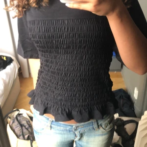 Hm smockad T-shirt - Säljer denna helt slutsålda tröja från hm då den inte passar bra på mig 🫶 helt oanvänd med lappar kvar 