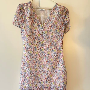 Blommig klänning - Söt somrig klänning från Mango