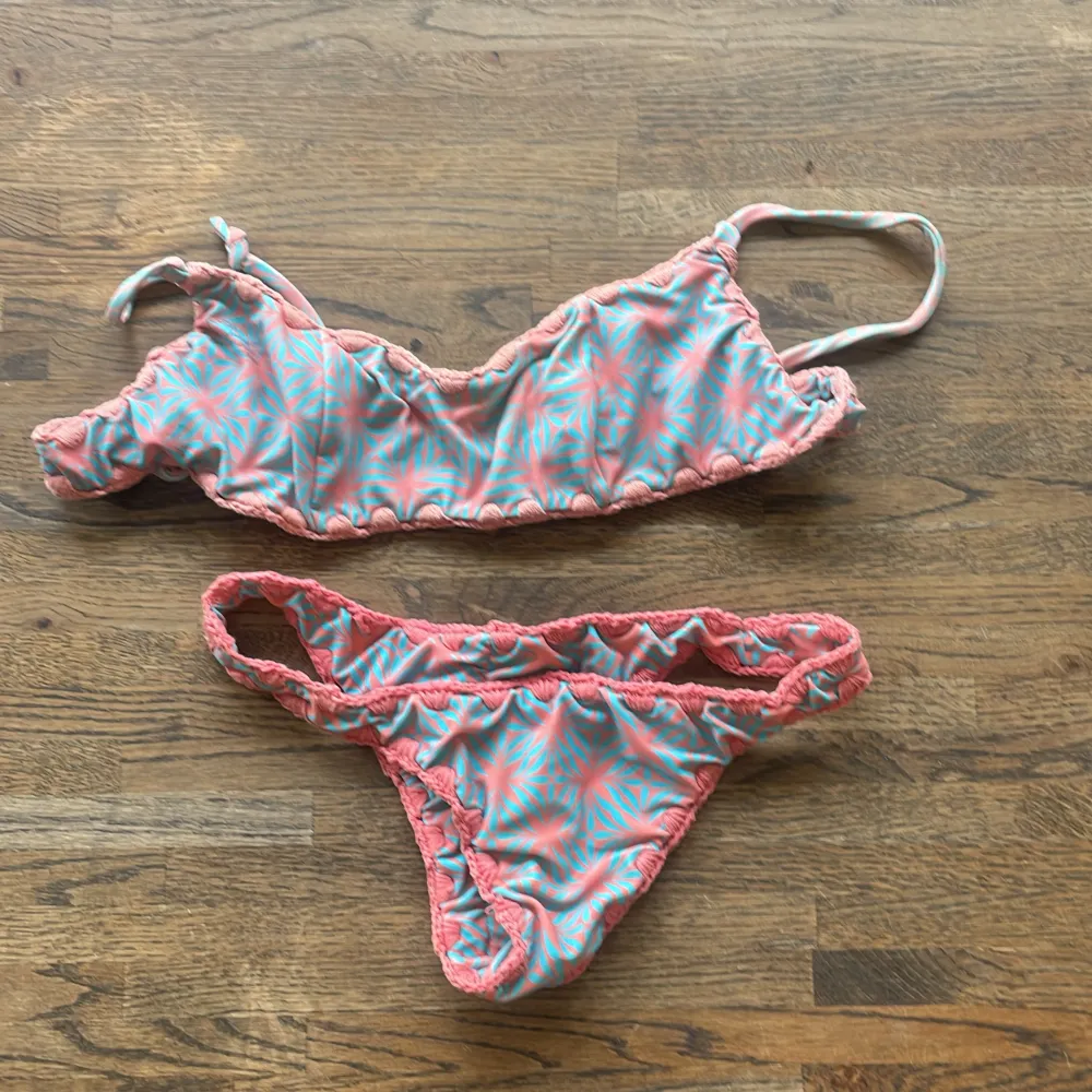 Mini-bikini från otroliga varumärket Posh Pua Står storlek M, men är väldigt små i storlekar så passar snarare en XS-S Low Waist mini underdel Överdelen har ett band som går från framsidan och sedan bak, så man kan knyta på flera vis. . Övrigt.