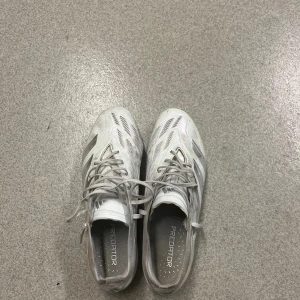 Fotbollsskor - Adidas predator white, cond 8/10. Inte använda mycket, ser mer använda ut än vad dom är pga konstgräs  Strlk 42 2/3 finns kvitto 