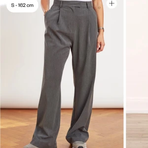 Djerf Avenue ”Favorite pants grey” - Nästintill oanvända byxor från Matilda Djerfs märke Djerf avenue. Storlek xs men är oversize i modellen och kan därmed passa allt ifrån xs-m beroende på vilken passform man är ute efter