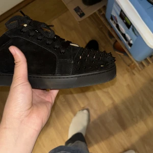 Christian Louboutin  - Fetta loubs som ej va min storlek hade råkat ta fel så säljer de nu snabbt bara. Inga byten, tänker ej diskutera pris om du ej tänker köpa de. Inga skit bud 