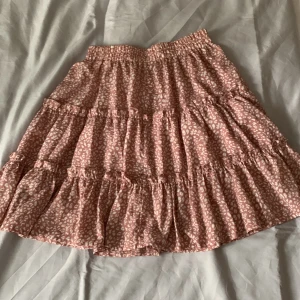 Rosa kjol💕 - Storlek S  Skick: Jättebra, har endast använt den 1 gång Pris kan diskuteras!☺️