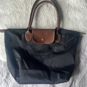 Longchamp liknande väska - Snygg tote bag med några små skavanker, se bilder, annars i fint skick. Inte äkta men i fin kvalitet