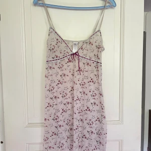 Vintage nattlinne - Så sött nattlinne / klänningen med blommor och knytning. Mycket fint skick