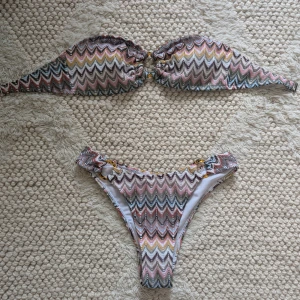 Missoni liknande bikini - Trendig och snygg bandeau bikini!! Aldrig använd, testad 1 gång. 🩷🌸 