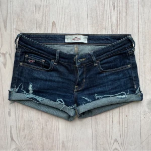lågmidjade jeansshorts  - från hollister, storlek w27 