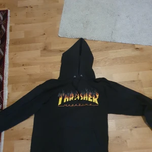 Thrasher Hoodie - Rätt bra kvalite, lite trasig på skosnörerna