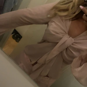 Babyrosa blus med knyt - Blus i storlek S med knyt, fint skick utöver några småfläckar på baksidan som syns med blixt (skriv för bild).⭐️