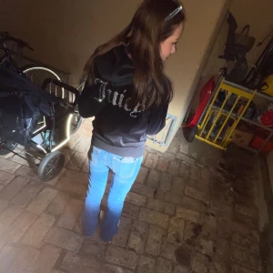 svart juicy kofta  - knappt använd, ingen skada men behöver få såld, betalning sker genom vanlig swich o självklart får man post bevis 