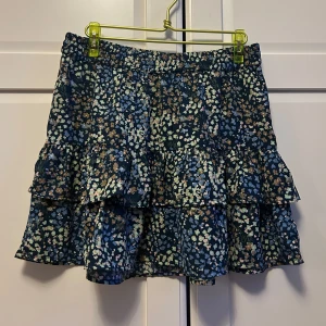 Blommig volangkjol - Använd fåtal gånger