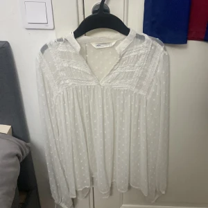 Zara blus - Säljer min fina blus från zara den är i storlek m men passar s också💕