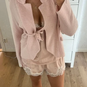 JÄTTESÖT ROSA KOFTA💕 - Jag säljer en jättefin och söt kofta med rosetter och knytning i fram från Odd Molly. Koftan är i en gammal modell så den säljs inte längre💕storlek L men passar mer M, S, XS (liten i storlek)NYPRIS: 2000kr därav säljer jag den för 450kr nu💕