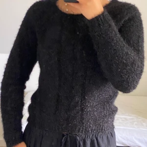 Svartglittrig stickad tröja - Svartglittrig stickad tröja från Vero Moda 🖤 superfin tröja som inte passade mig. Den är därför aldrig använd och har t.o.m. lapparna kvar. Storlek M men sitter ganska tajt på mig som brukar ha S.