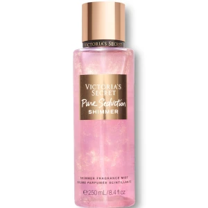 Victoria secret bodymist - Bodymist i doften Pure Seduction med shimmer. Sparsamt använd, nästintill oanvänd!! Lägg gärna prisförslag💓