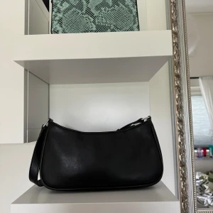 Svart väska  - Hej hej, säljer denna fina simpla väska! Som rymmer otroligt mycket och är i bra sikt. 