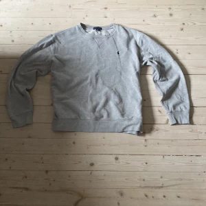 Ralph lauren tröja - Säljer en riktigt snygg Ralph lauren tröja i storlek XL i barnstorlek den passar dig som är 165 -175 sitter som S i herr.Nypris är 900 mitt pris är 349 priset är inte hugget i Sten kan sänka vid snabb affär skicket är 8/10. Det är bara att fråga på.