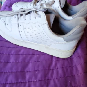 Sneakers stl 42 - Givetvis tvättade innan köp  Normalt slitage 