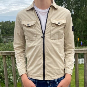 Stone iisland  - Stone island vind jacka 7/10 skickmässigt ( nypris 2200 köpt på NK) storlek är 10Y men sitter som 12Y, Han på bilden är cirka 164cm så du får avgöra själv. skriv ifall du undrar något.