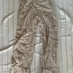 Högmidjade Linnebyxor från zara scandi - Litet hål på insidan av midjebandet (inget man ser på utsidan)